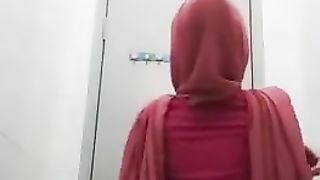 Malaysian Tudung Dik Zulfa Horny Saat Diruang Ganti